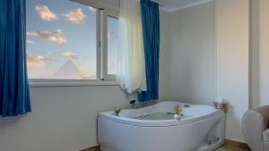 three pyramids view & jacuzii