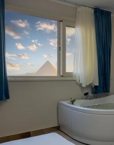 three pyramids view & jacuzii