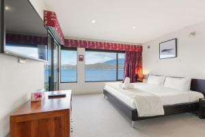 Waterfront Home - Gorgeous Views - 2 Bedroom