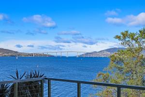 Waterfront Home - Gorgeous Views - 2 Bedroom