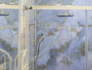 Chambre de luxe RIO a Liège Sale de bain privée check in autonome cuisine partagée