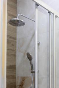 Chambre de luxe Tokyo a Liège Sale de bain privée check in autonome cuisine partagée