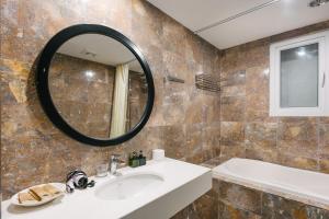 1BR-Gym-washer-dryer-Big bathttub-Center