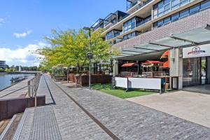 Bright Kingston Stay with Balcony Access