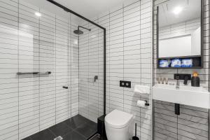 Bright Kingston Stay with Balcony Access