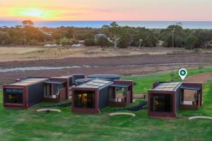 Samphire Chalet Banksia - A Serene Natural Beauty