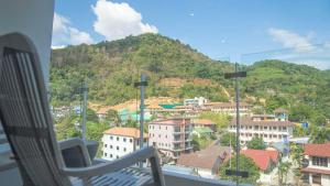 Mountain Loft 700m from Beach [Pool & Gym]