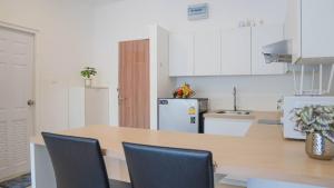 Mountain Loft 700m from Beach [Pool & Gym]