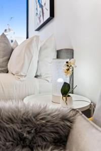 1 BR Heritage Stay - 1 Min Walk to Flinders Station