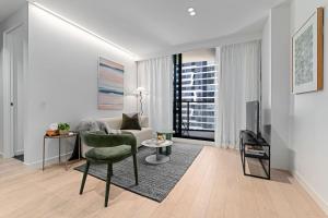 1BR Melbourne CBD Retreat - Wellness Spa and City Living