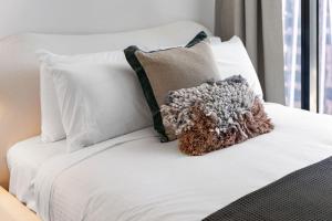 1BR Melbourne CBD Retreat - Wellness Spa and City Living