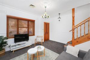 Chic 2BR Home with Backyard - Steps from Queen Vic Market