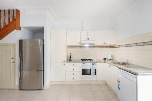 Chic 2BR Home with Backyard - Steps from Queen Vic Market