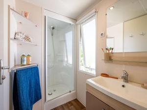 Mobil-home 6 personnes avec terrasse et vue rivière - API-1-52-544