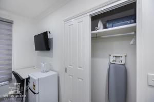 205 Modern King BR with Fast WiFi - Brunswick East