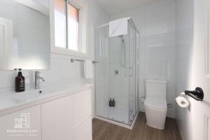 205 Modern King BR with Fast WiFi - Brunswick East