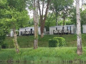 Mobil-home 6 personnes avec terrasse et vue rivière - API-1-52-544