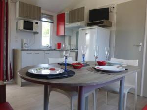 Mobil-home confortable avec terrasse, 5 pers, 2 chambres - API-1-52-699