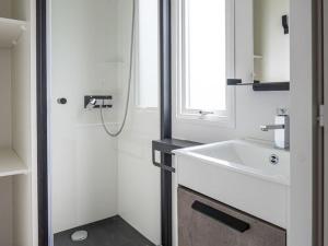 Mobil-home confortable avec terrasse, 5 pers, 2 chambres - API-1-52-699