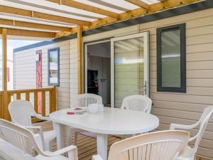 Mobil-home confortable avec terrasse, 5 pers, 2 chambres - API-1-52-699