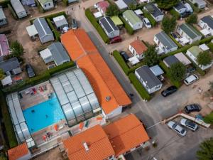 Mobil-home confortable avec terrasse, 5 pers, 2 chambres - API-1-52-699