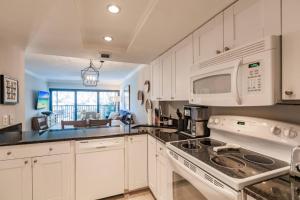 Park Shore Resort-Top Floor BLDG C 221- Peaceful