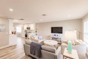 Naples Park, Beautifully Remodeled,1 mile to Beach