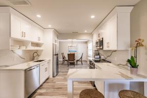 Naples Park, Beautifully Remodeled,1 mile to Beach