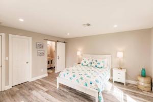 Naples Park, Beautifully Remodeled,1 mile to Beach