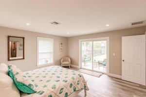 Naples Park, Beautifully Remodeled,1 mile to Beach