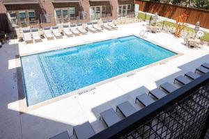 Modern 2BD 2BA Flat Gym and Pool Heart of Downtown