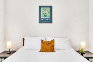 Modern 2BD 2BA Flat Gym and Pool Heart of Downtown