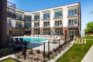 Modern 2BD 2BA Flat Gym and Pool Heart of Downtown