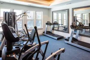 Modern 2BD 2BA Flat Gym and Pool Heart of Downtown
