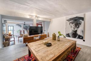 Villa Daybreak 5BR Modern Gem in Berawa , Canggu