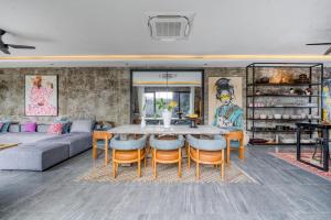 Villa Daybreak 5BR Modern Gem in Berawa , Canggu