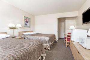 Double Room with Two Double Beds - Non-Smoking room in Travelodge by Wyndham La Grande