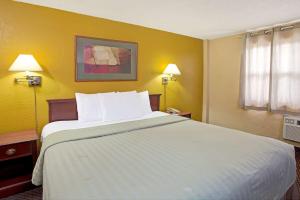 King Room - Disability Access/Smoking room in Travelodge by Wyndham Fort Lauderdale