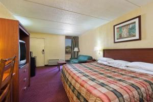 King Room -Smoking room in Knights Inn Brenham