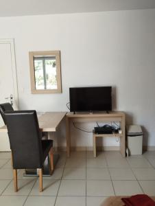 Studio cosy avec terrasse et parking dans résidence au calme avec piscine, à 3 min des thermes et centre ville