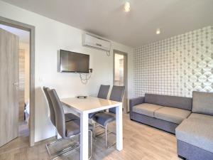 Mobile Home in Banjole near the Beach