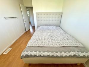 Cozy 3 Bedrooms with Kitchen and Laundry Near Airport
