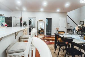 Beach Retreat 4900 Sqft, F1 VR Sim, Up to 21 guests