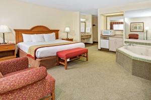 King Suite with Hot Tub - Non-Smoking room in Baymont by Wyndham Indianapolis