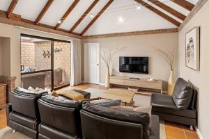 Clearwater - Cosy Comforts Steps from the Beach