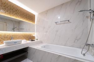 The Rixx Madison Tower With Pool and Gym