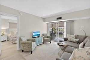 2BR Beachfront Condo Steps To Turtle Beach & Pool