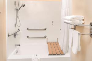 Queen Room - Disability Access/Non-Smoking room in Microtel Inn & Suites by Wyndham Bellevue