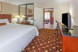 King Suite - Non-Smoking room in Howard Johnson by Wyndham Pasadena