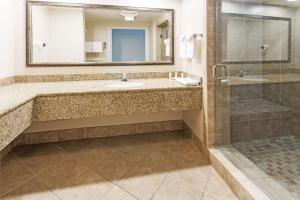 King Room - Non-Smoking room in Howard Johnson by Wyndham Pasadena